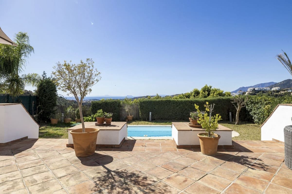 4 bedroom Villa for sale in Benahavis with pool garage - € 940,000 (Ref: 8927873)