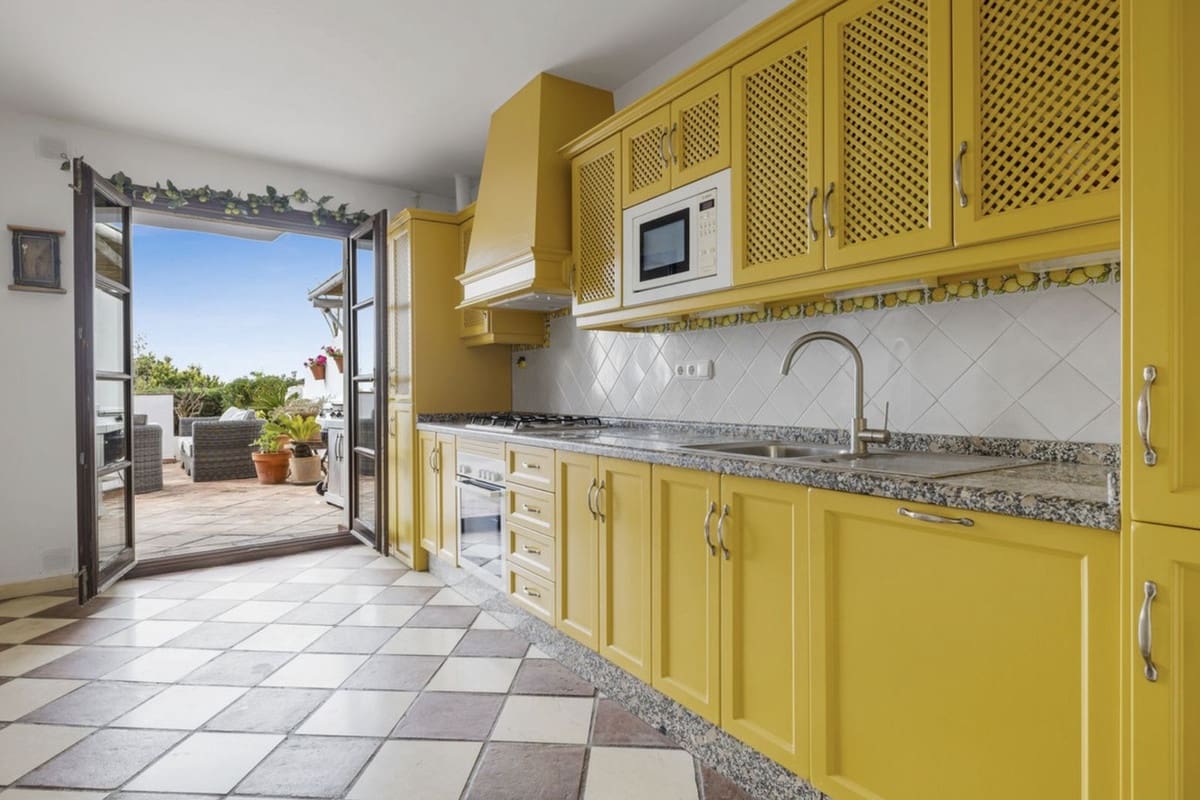 4 bedroom Villa for sale in Benahavis with pool garage - € 940,000 (Ref: 8927873)