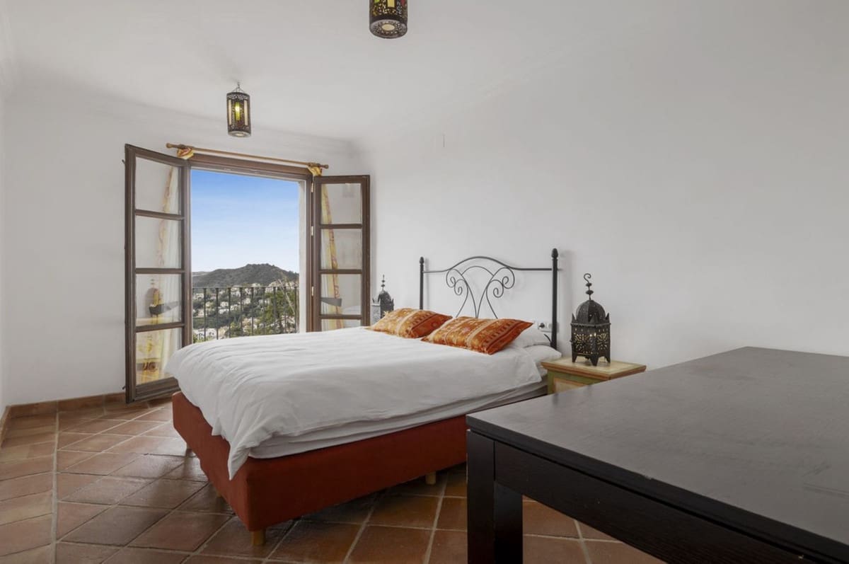 4 sovrum Villa till salu i Benahavis med pool garage - 940 000 € (Ref: 8927873)