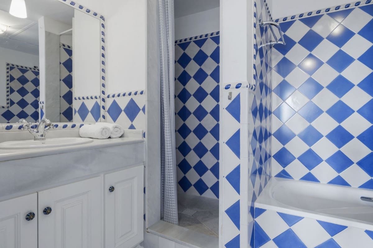 4 sovrum Villa till salu i Benahavis med pool garage - 940 000 € (Ref: 8927873)