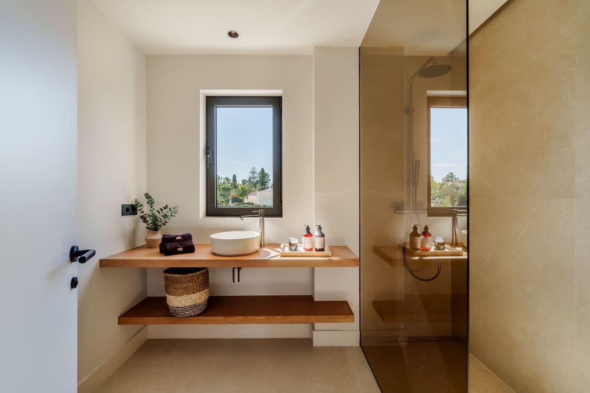 5 bedroom Villa for sale in Marbella with pool garage - € 3,800,000 (Ref: 8927875)