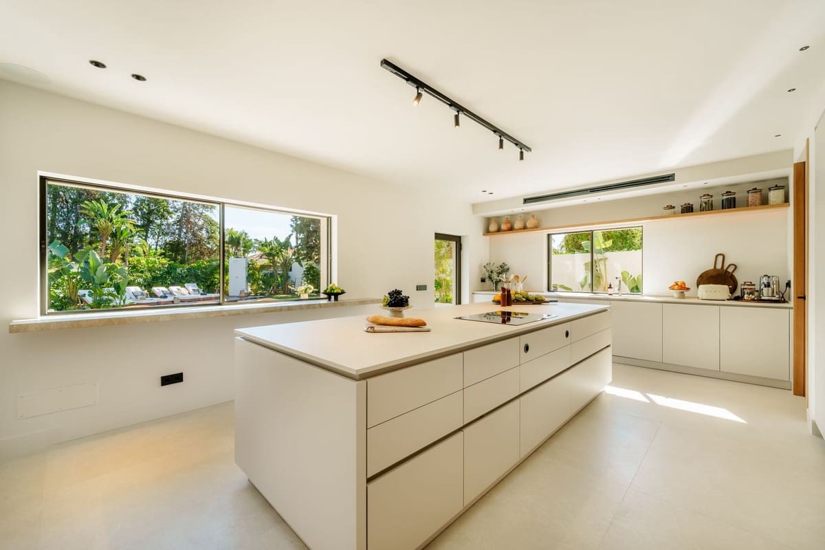 5 sypialnia Willa na sprzedaż w Marbella z basenem garażem - 3 800 000 € (Ref: 8927875)