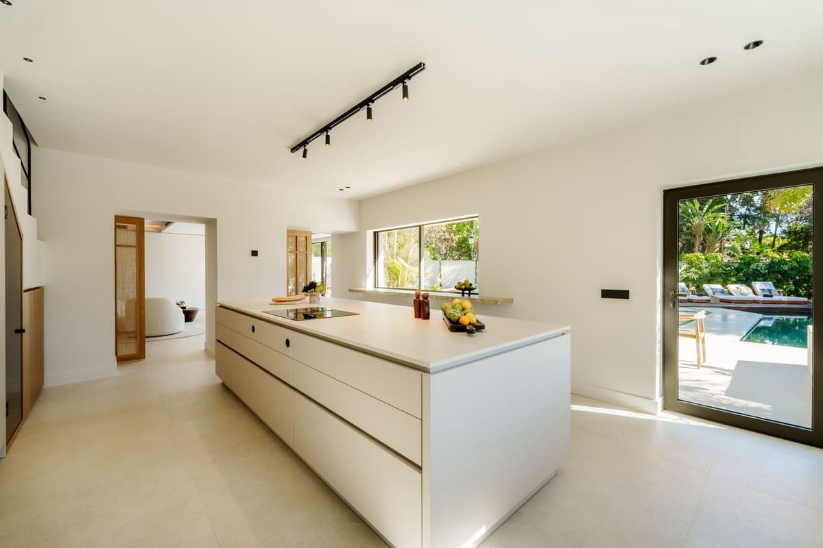 5 sypialnia Willa na sprzedaż w Marbella z basenem garażem - 3 800 000 € (Ref: 8927875)