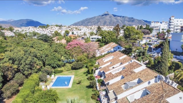 3 soverom Hus til salgs i Puerto Banus, Marbella med svømmebasseng garasje - € 685 000 (Ref: 8938388)