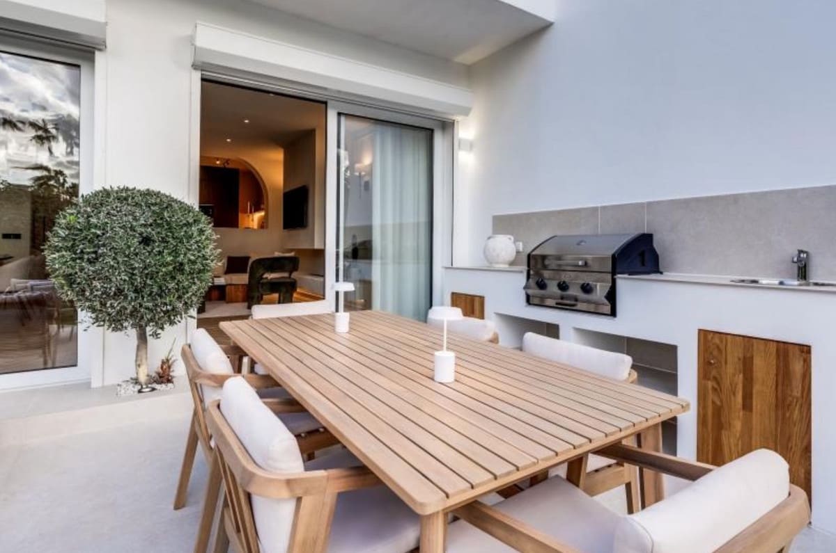 4 soveværelse Byhus til salg i Aloha Golf med swimmingpool garage - € 1.395.000 (Ref: 8942109)