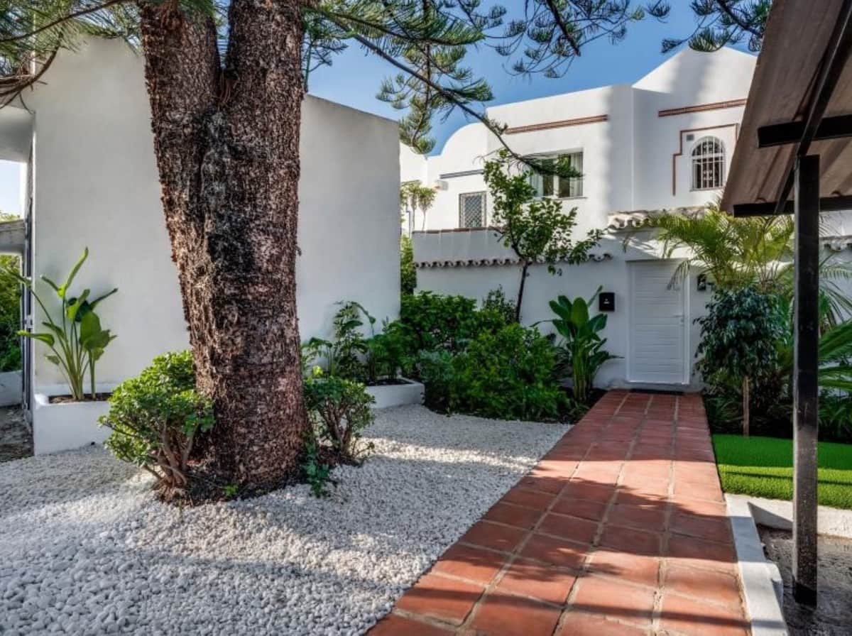 4 soveværelse Byhus til salg i Aloha Golf med swimmingpool garage - € 1.395.000 (Ref: 8942109)