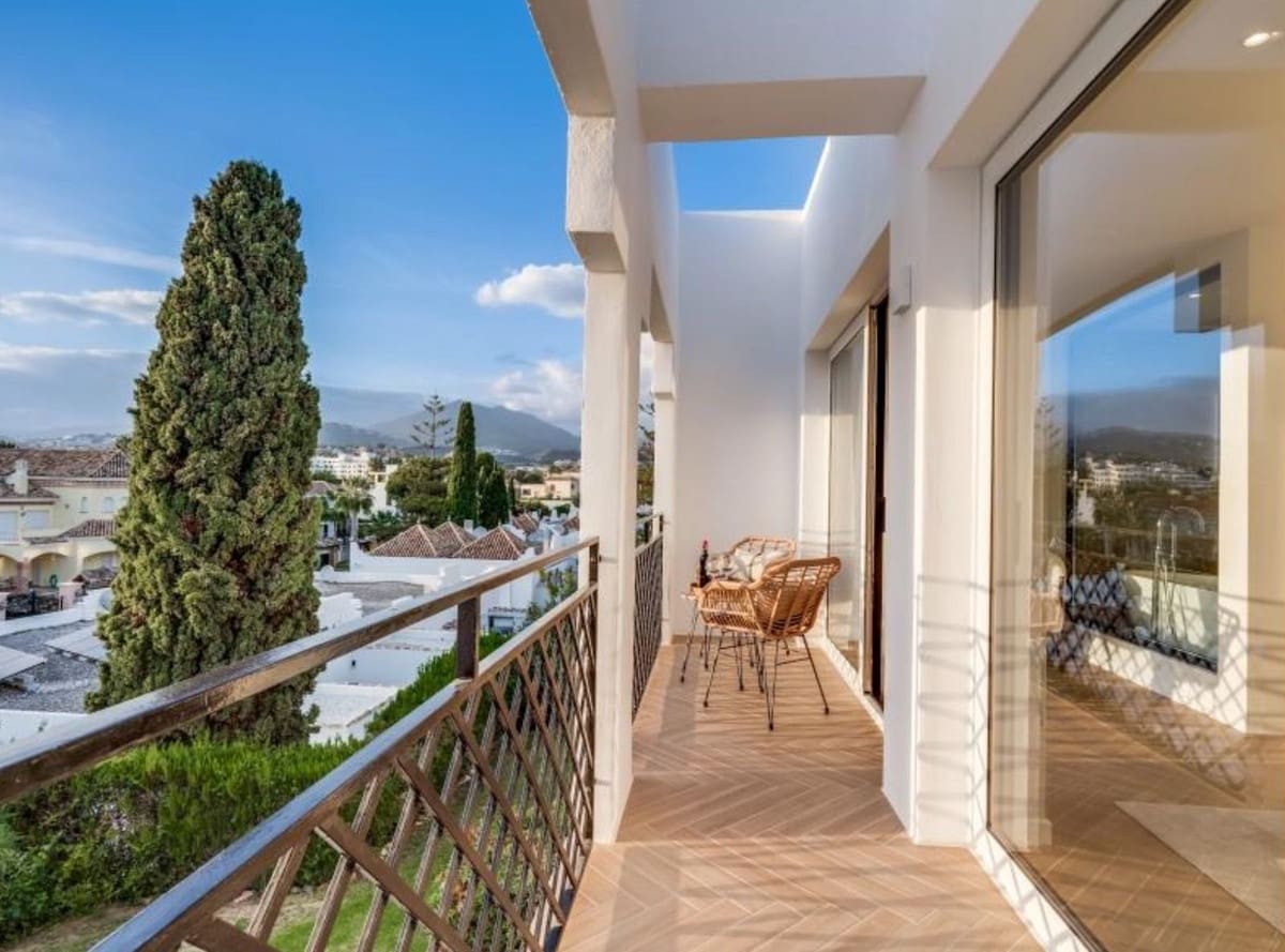 4 bedroom Townhouse for sale in Aloha Golf with pool garage - € 1,349,000 (Ref: 8942109)