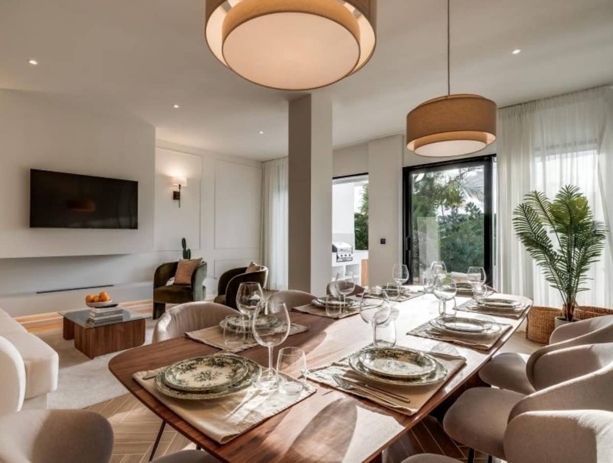 4 soveværelse Byhus til salg i Aloha Golf med swimmingpool garage - € 1.349.000 (Ref: 8942109)