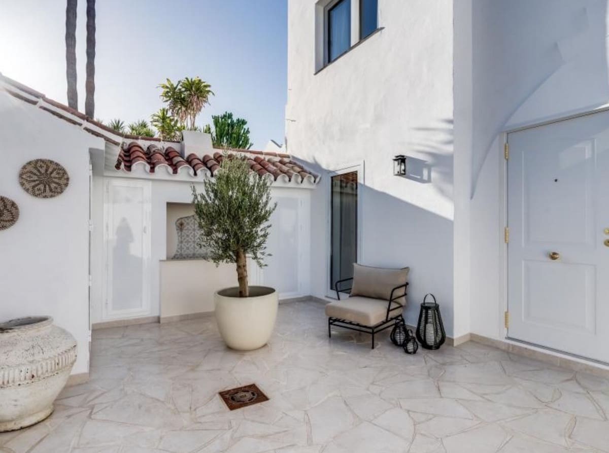 4 soveværelse Byhus til salg i Aloha Golf med swimmingpool garage - € 1.349.000 (Ref: 8942109)