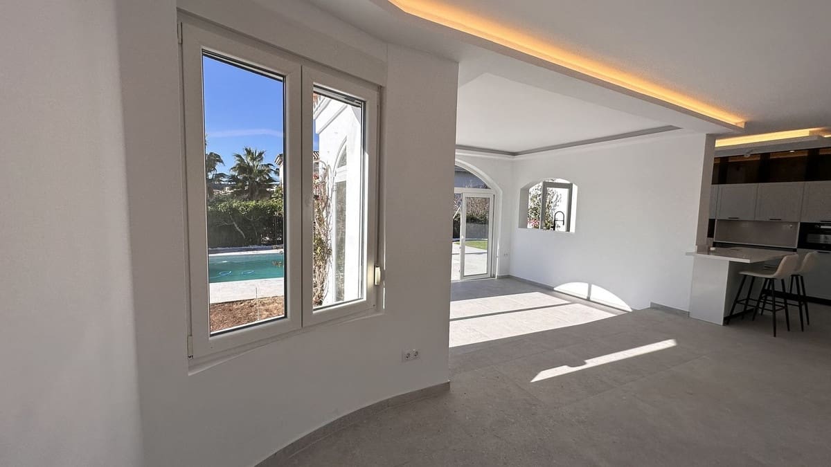 4 soveværelse Villa til salg i La Duquesa / Puerto de la Duquesa med swimmingpool garage - € 1.095.000 (Ref: 8945495)