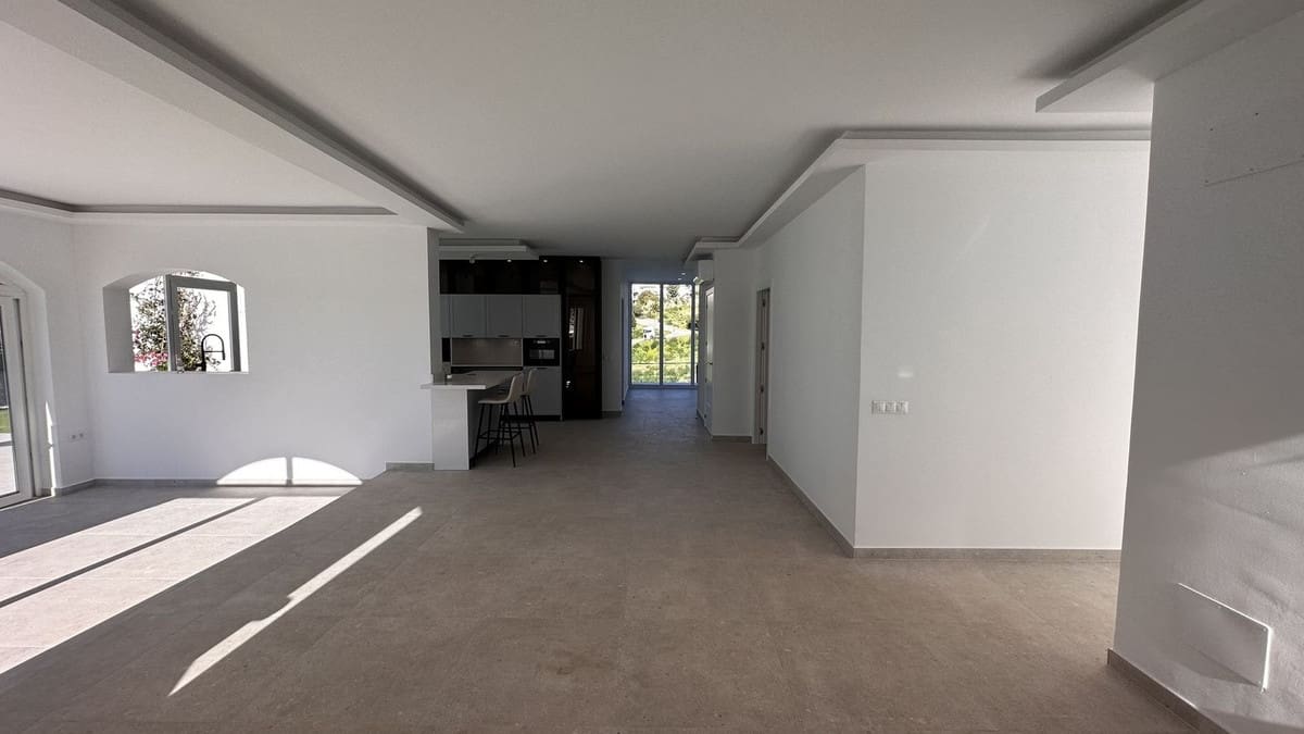 4 soveværelse Villa til salg i La Duquesa / Puerto de la Duquesa med swimmingpool garage - € 1.095.000 (Ref: 8945495)