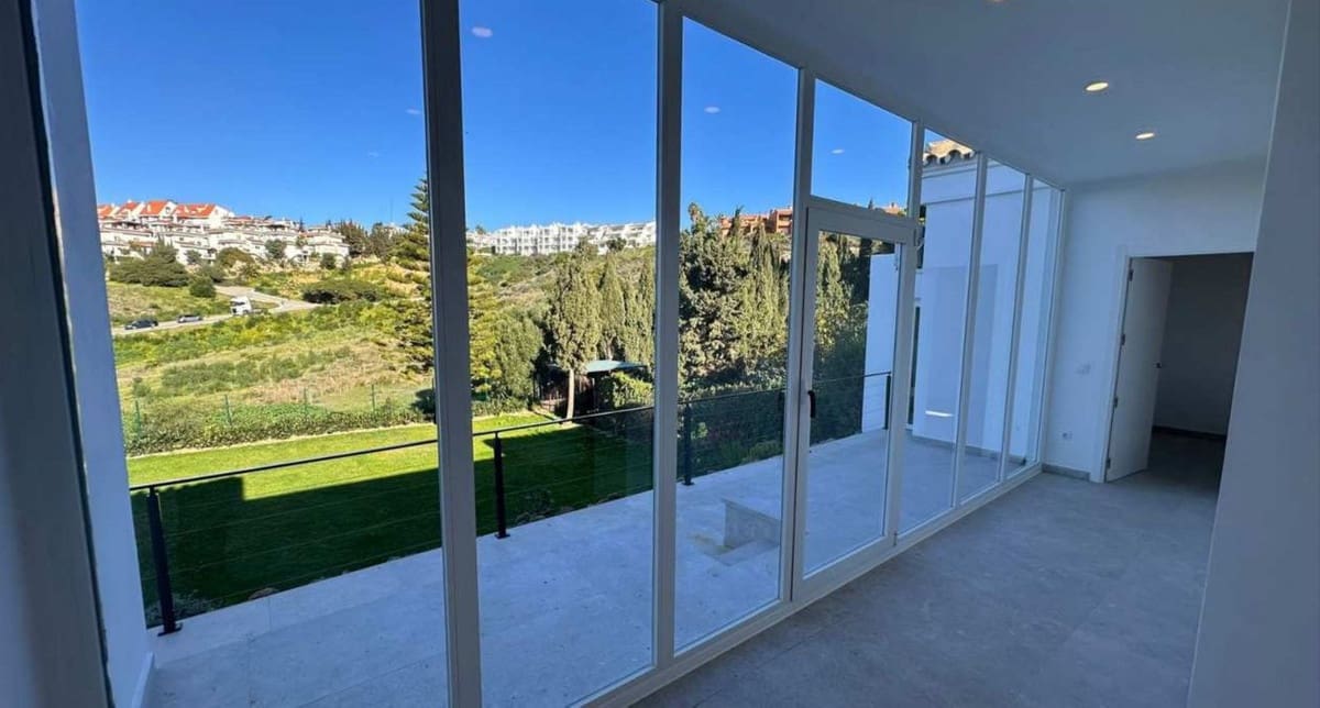 4 soveværelse Villa til salg i La Duquesa / Puerto de la Duquesa med swimmingpool garage - € 1.095.000 (Ref: 8945495)