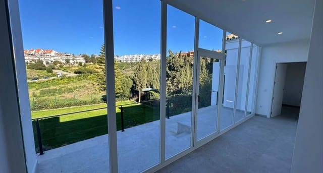 4 sypialnia Willa na sprzedaż w La Duquesa / Puerto de la Duquesa, Manilva z basenem garażem - 1 095 000 € (Ref: 8945495)