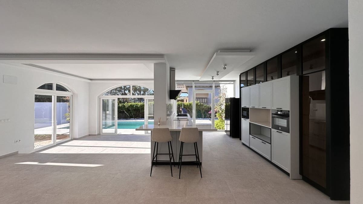 4 soveværelse Villa til salg i La Duquesa / Puerto de la Duquesa med swimmingpool garage - € 1.095.000 (Ref: 8945495)