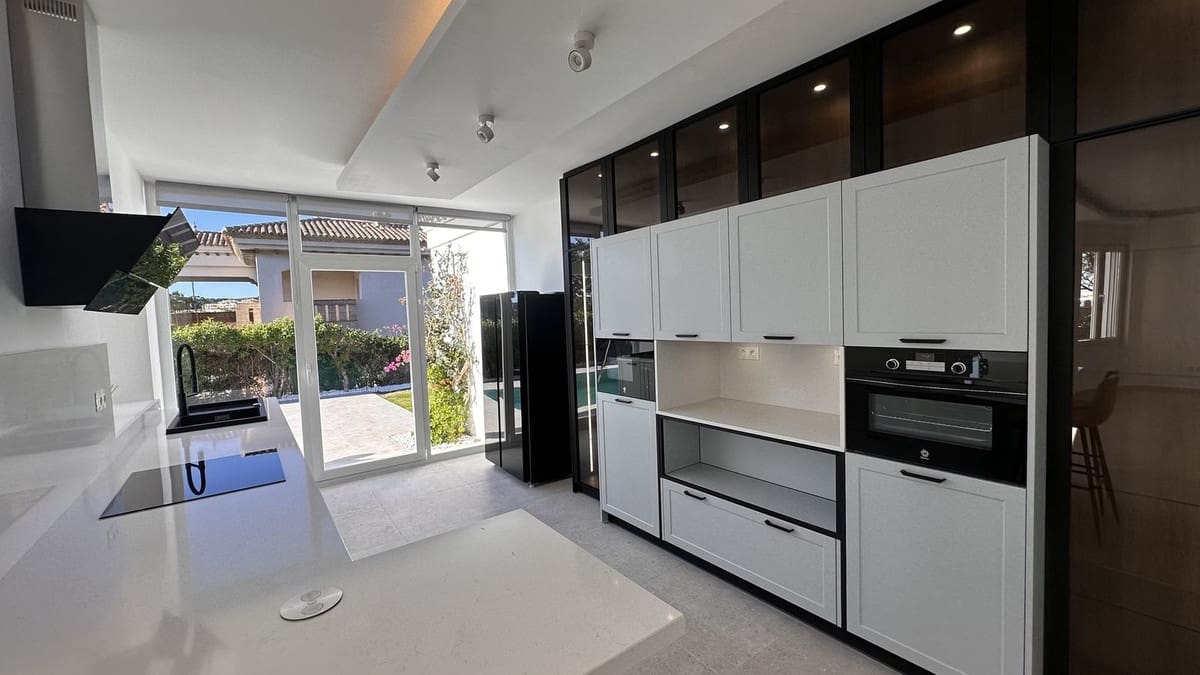 4 soveværelse Villa til salg i La Duquesa / Puerto de la Duquesa med swimmingpool garage - € 1.095.000 (Ref: 8945495)