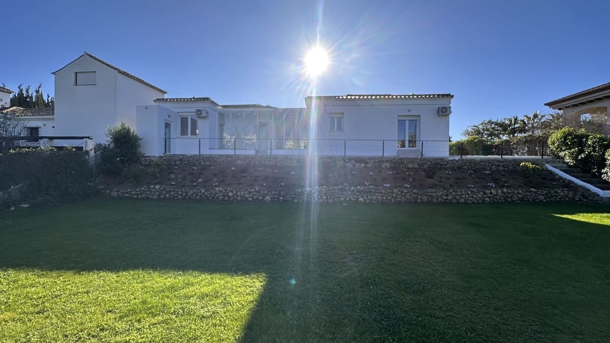 4 soveværelse Villa til salg i La Duquesa / Puerto de la Duquesa med swimmingpool garage - € 1.095.000 (Ref: 8945495)