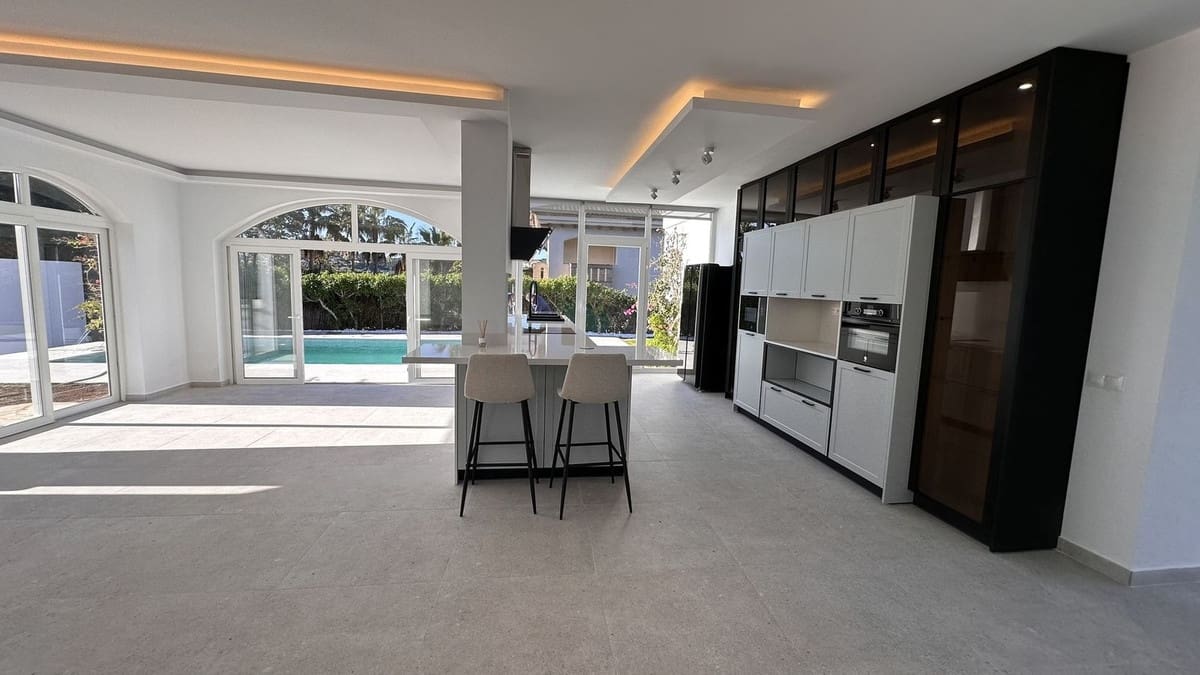 4 soveværelse Villa til salg i La Duquesa / Puerto de la Duquesa med swimmingpool garage - € 1.095.000 (Ref: 8945495)