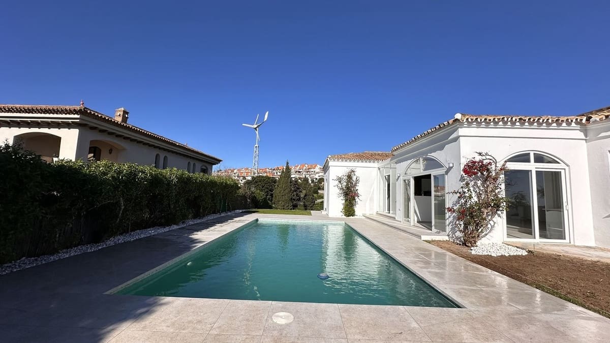 4 soveværelse Villa til salg i La Duquesa / Puerto de la Duquesa med swimmingpool garage - € 1.095.000 (Ref: 8945495)
