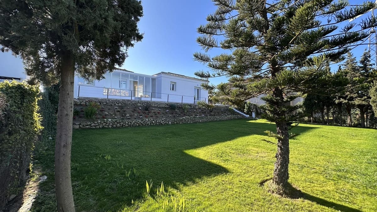 4 soveværelse Villa til salg i La Duquesa / Puerto de la Duquesa med swimmingpool garage - € 1.095.000 (Ref: 8945495)