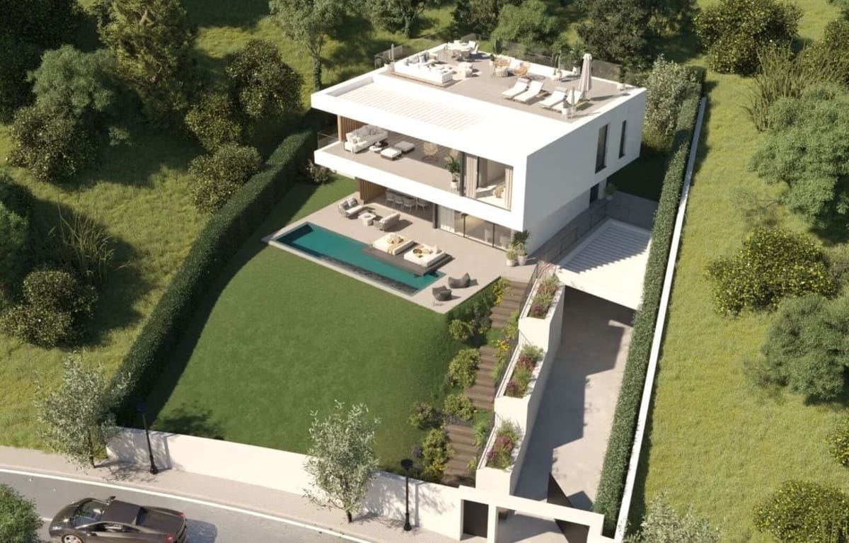 4 bedroom Villa for sale in Estepona with pool garage - € 1,695,000 (Ref: 8948229)