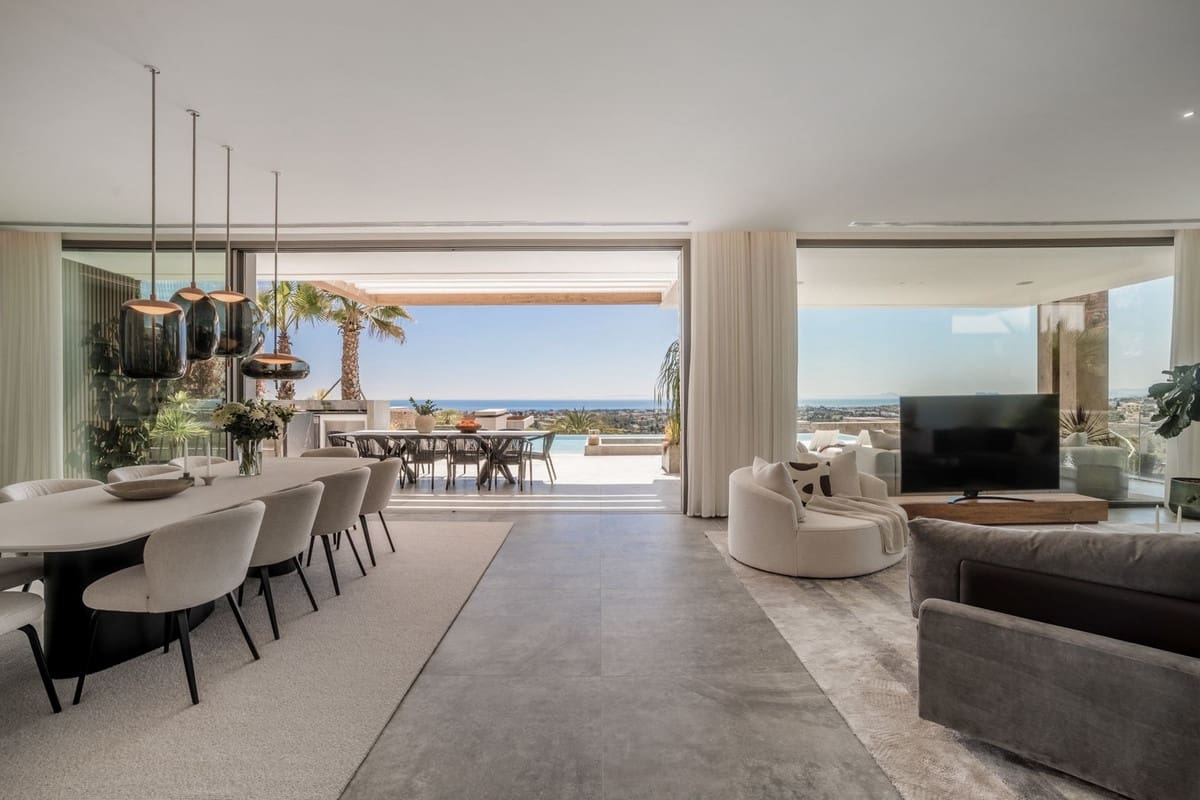 6 bedroom Villa for sale in La Quinta with pool garage - € 10,995,000 (Ref: 8953747)