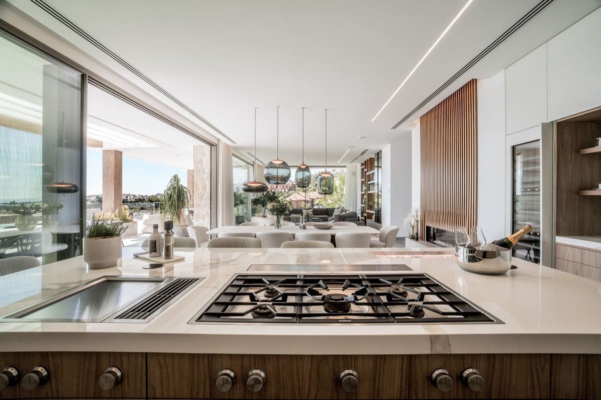 6 bedroom Villa for sale in La Quinta with pool garage - € 10,995,000 (Ref: 8953747)