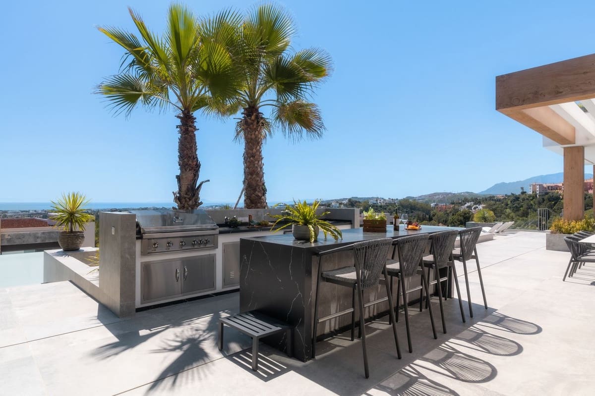 6 bedroom Villa for sale in La Quinta with pool garage - € 10,995,000 (Ref: 8953747)