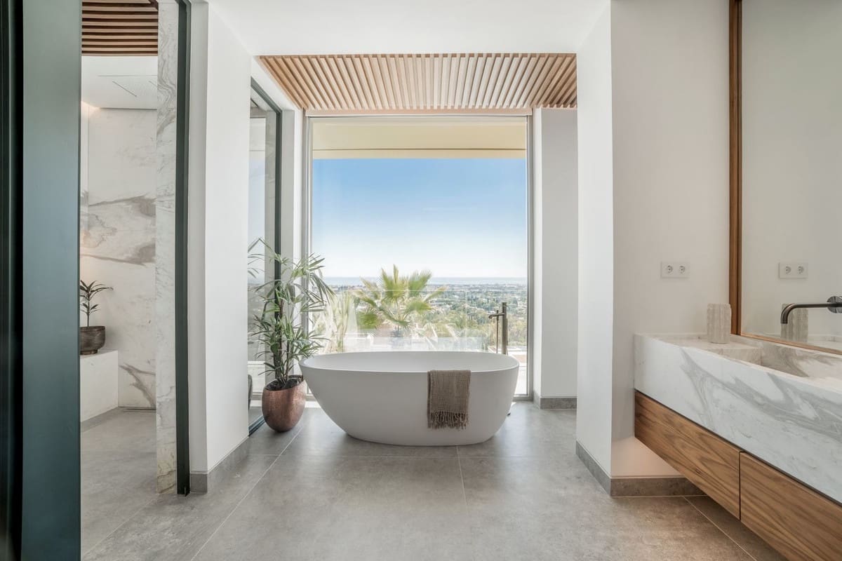 6 bedroom Villa for sale in La Quinta with pool garage - € 10,995,000 (Ref: 8953747)