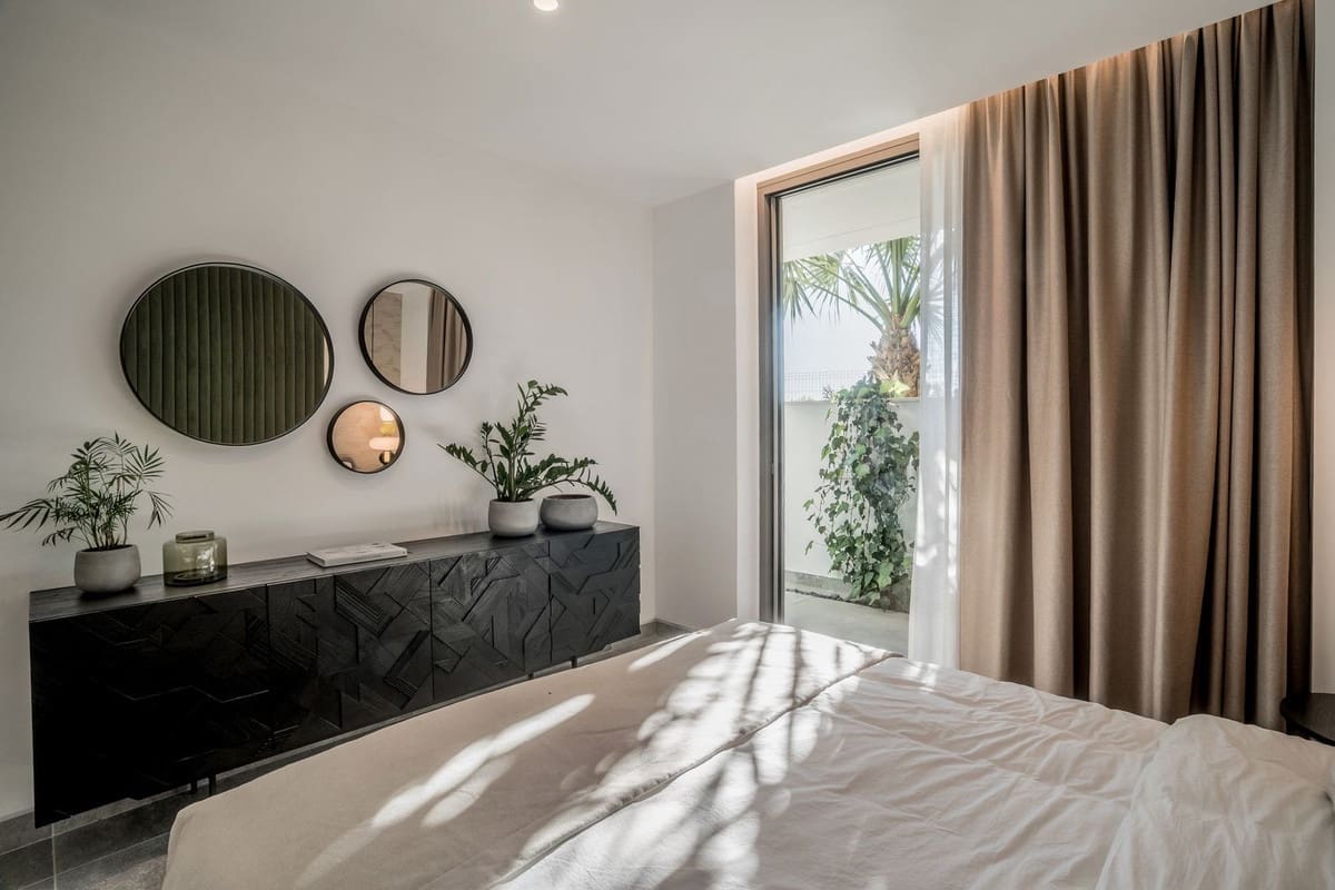 6 bedroom Villa for sale in La Quinta with pool garage - € 10,995,000 (Ref: 8953747)