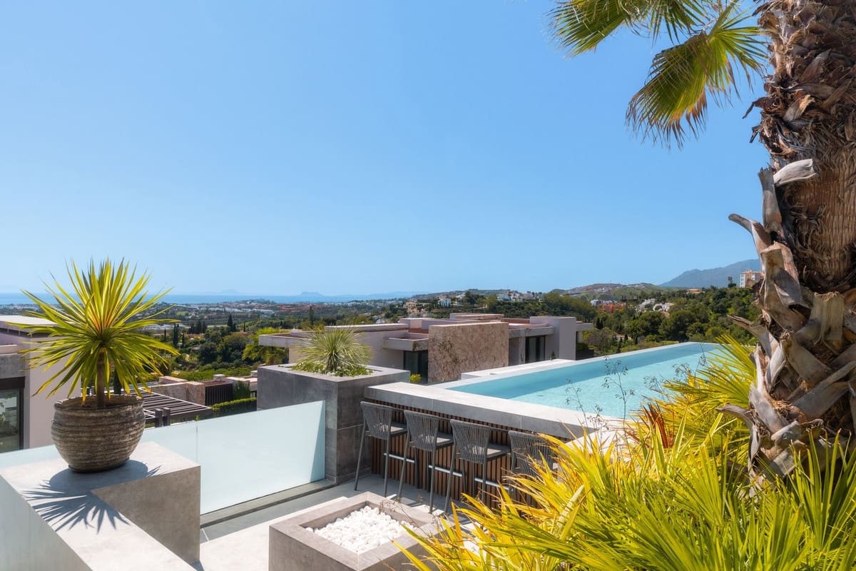 6 bedroom Villa for sale in La Quinta with pool garage - € 10,995,000 (Ref: 8953747)