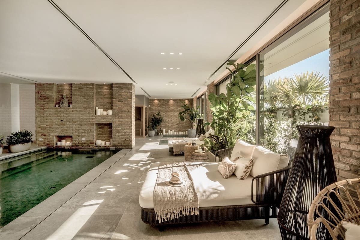 6 bedroom Villa for sale in La Quinta with pool garage - € 10,995,000 (Ref: 8953747)