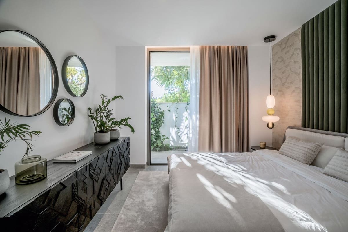 6 bedroom Villa for sale in La Quinta with pool garage - € 10,995,000 (Ref: 8953747)