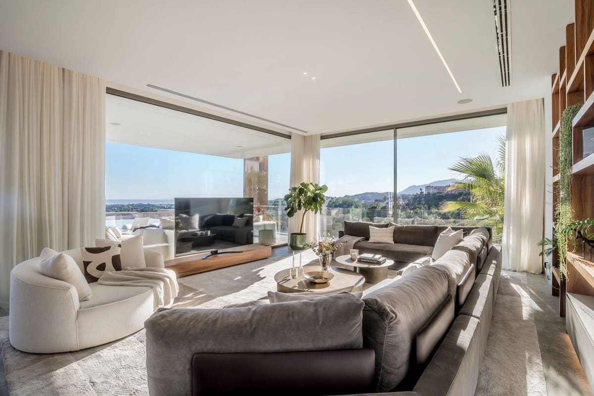 6 bedroom Villa for sale in La Quinta with pool garage - € 10,995,000 (Ref: 8953747)