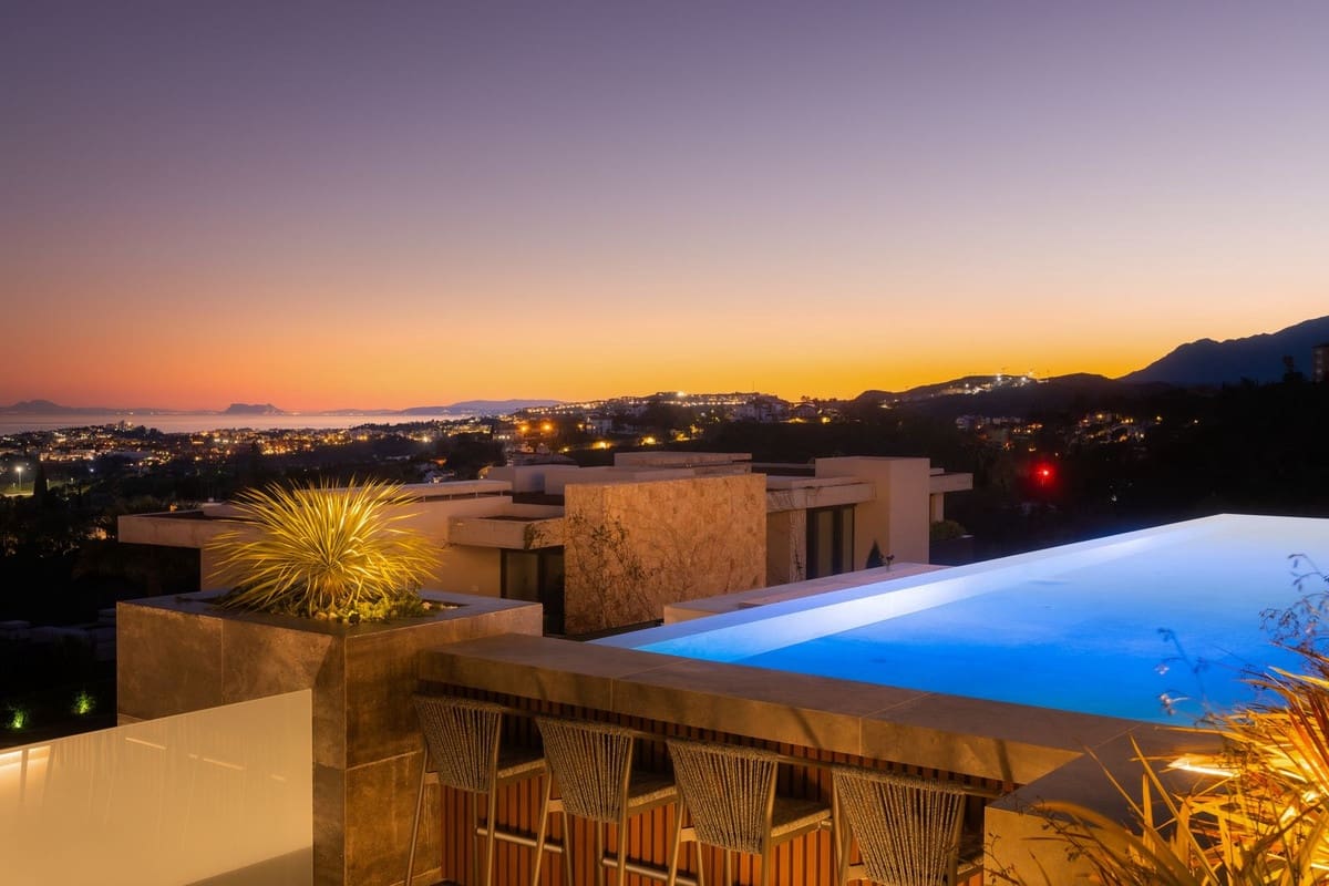 6 bedroom Villa for sale in La Quinta with pool garage - € 10,995,000 (Ref: 8953747)