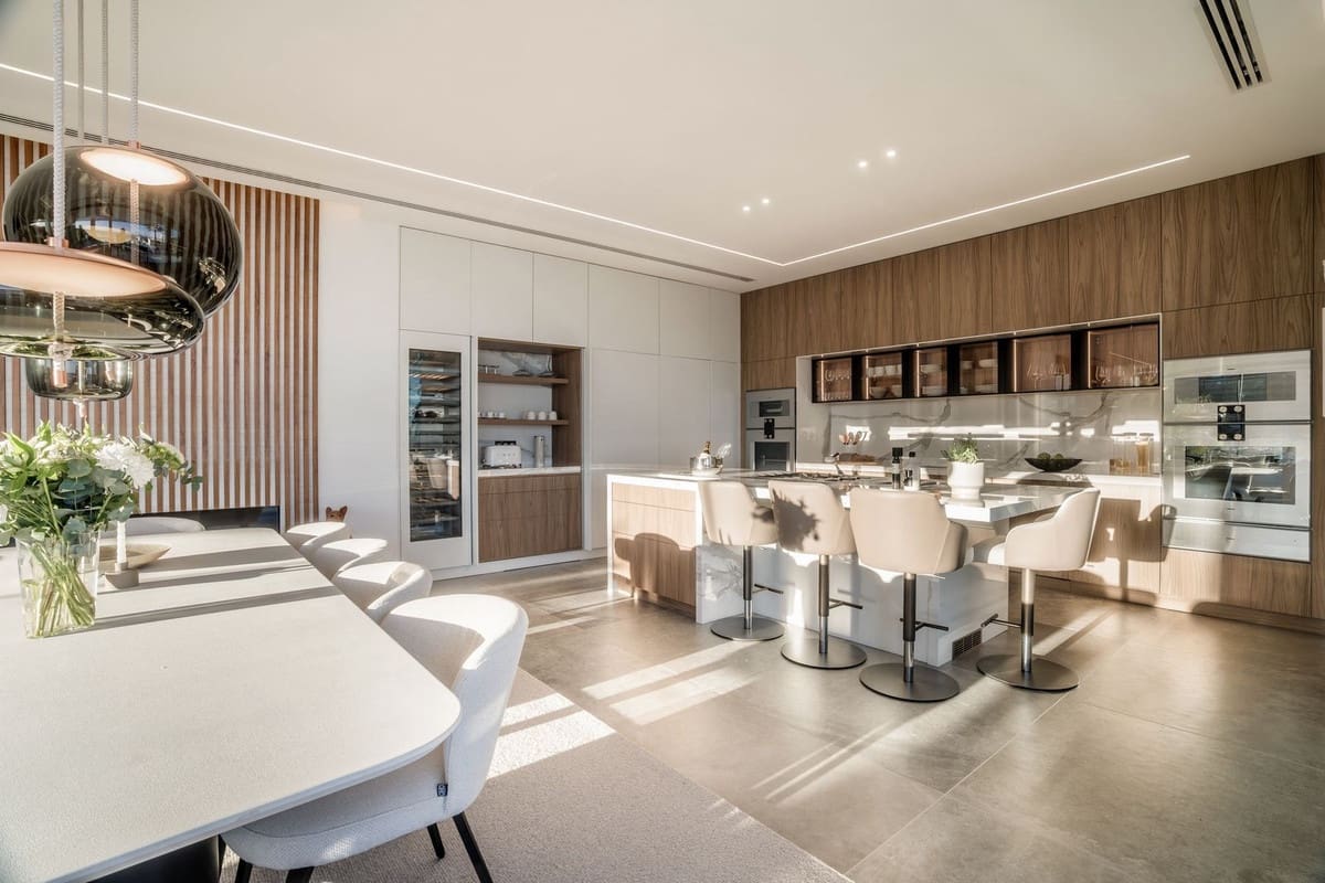 6 bedroom Villa for sale in La Quinta with pool garage - € 10,995,000 (Ref: 8953747)