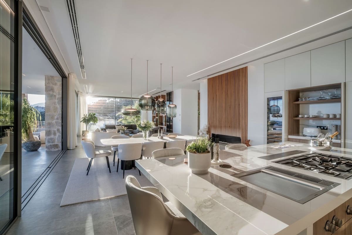 6 bedroom Villa for sale in La Quinta with pool garage - € 10,995,000 (Ref: 8953747)