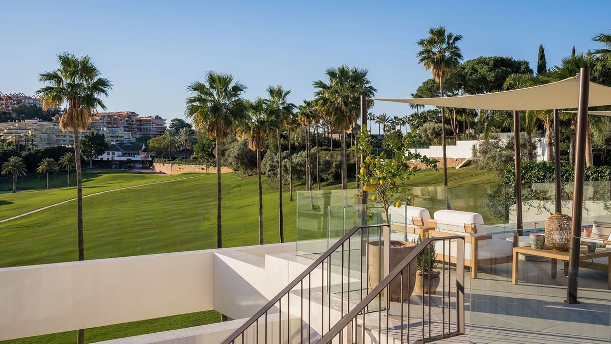 4 soverom Villa til salgs i Nueva Andalucia med svømmebasseng garasje - € 5 975 000 (Ref: 8956028)