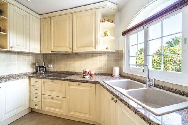 5 bedroom Villa for sale in Fuengirola with pool garage - € 1,200,000 (Ref: 8967255)