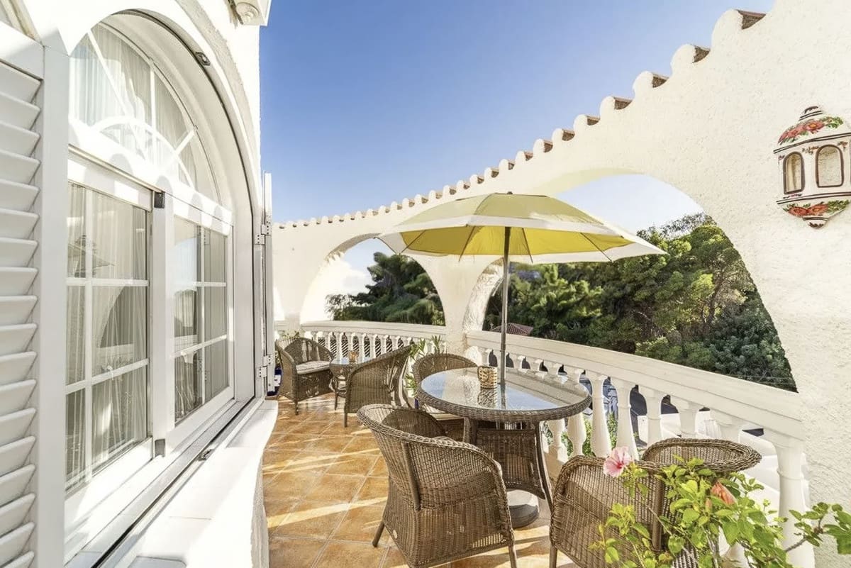 5 bedroom Villa for sale in Fuengirola with pool garage - € 1,200,000 (Ref: 8967255)