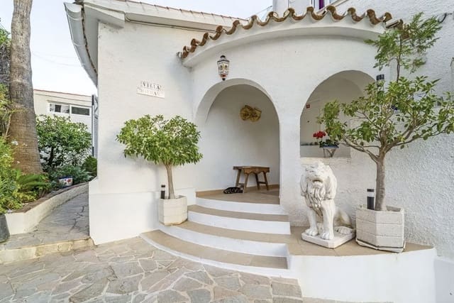 5 bedroom Villa for sale in Fuengirola with pool garage - € 1,200,000 (Ref: 8967255)