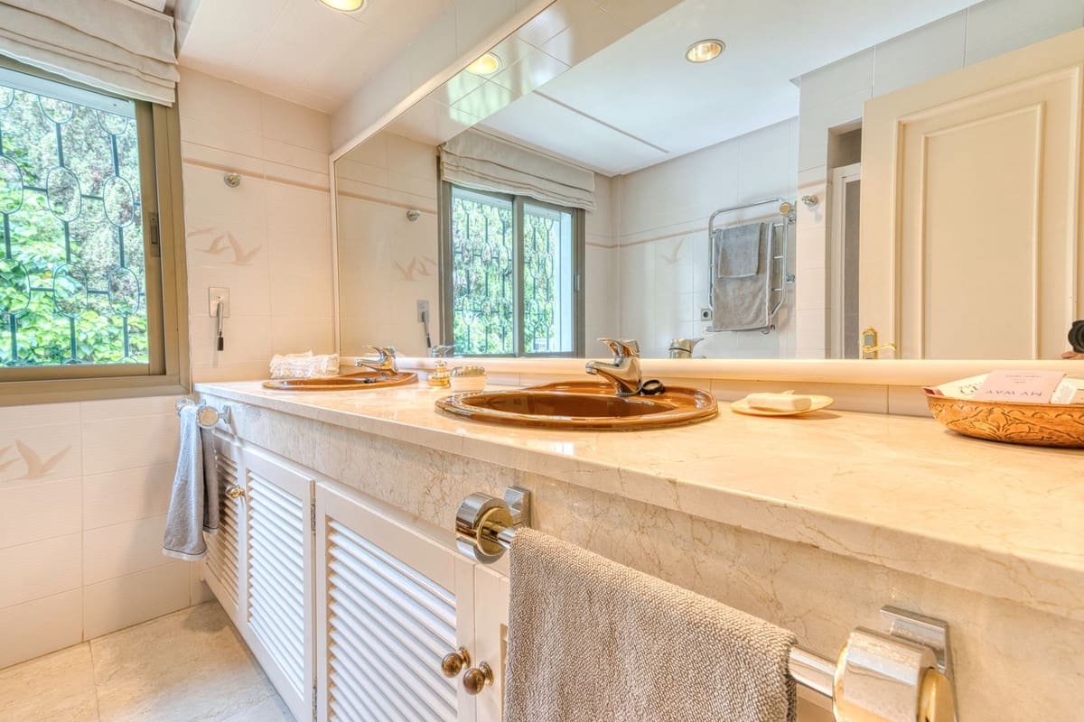 6 soveværelse Villa til salg i Los Monteros med swimmingpool garage - € 4.500.000 (Ref: 8973679)