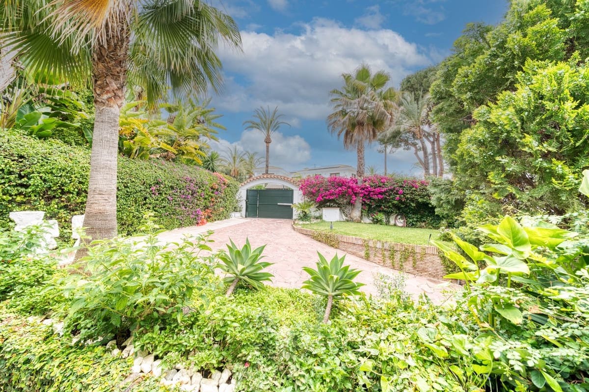 6 soveværelse Villa til salg i Los Monteros med swimmingpool garage - € 4.500.000 (Ref: 8973679)