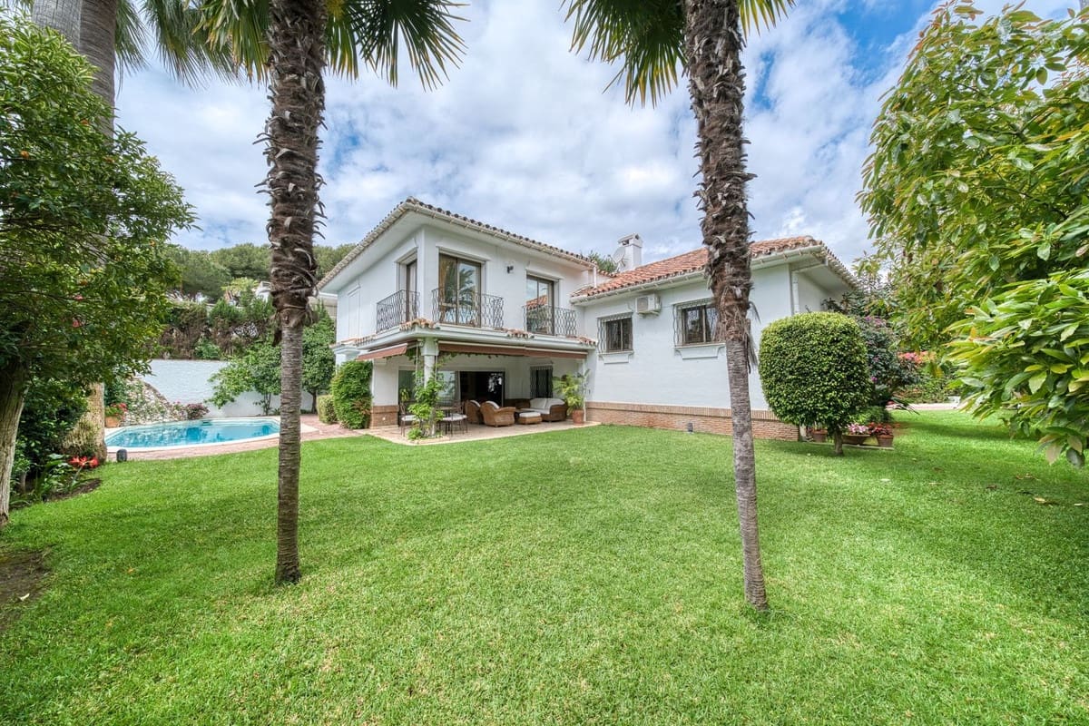 6 soveværelse Villa til salg i Los Monteros med swimmingpool garage - € 4.500.000 (Ref: 8973679)