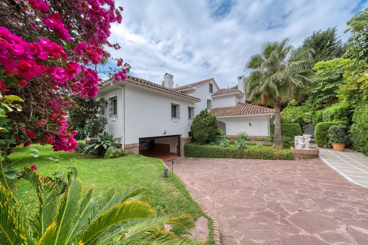 6 soveværelse Villa til salg i Los Monteros med swimmingpool garage - € 4.500.000 (Ref: 8973679)