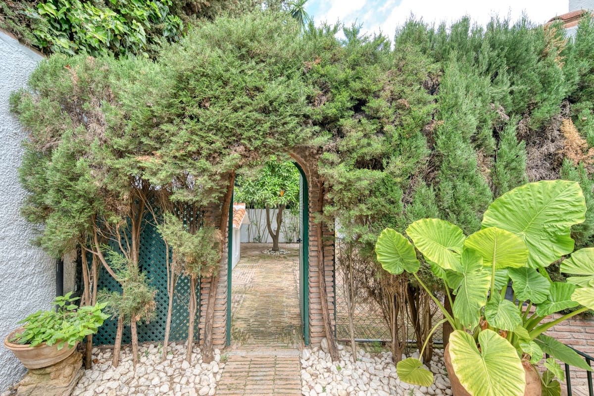 6 soveværelse Villa til salg i Los Monteros med swimmingpool garage - € 4.500.000 (Ref: 8973679)