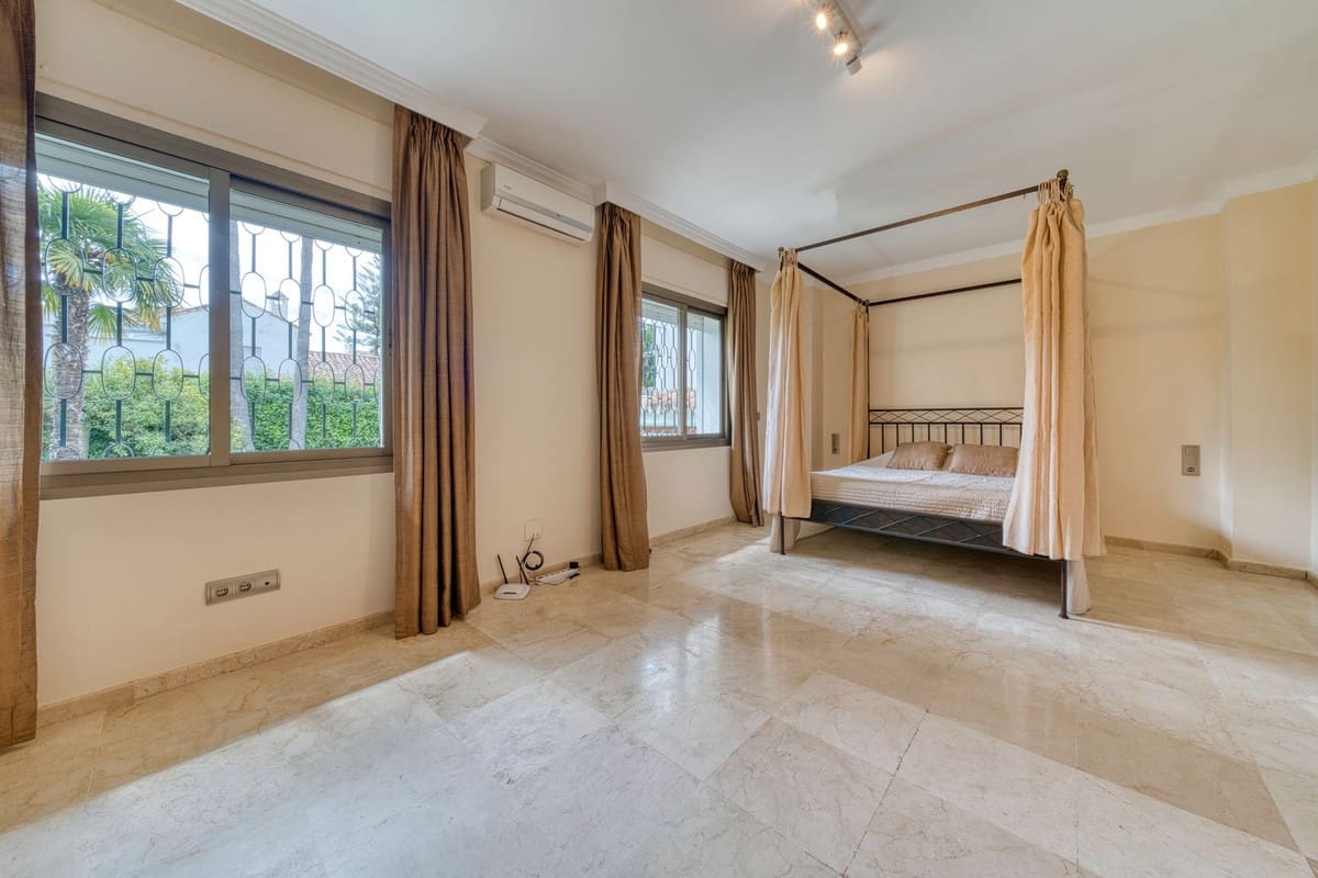 6 soveværelse Villa til salg i Los Monteros med swimmingpool garage - € 4.500.000 (Ref: 8973679)