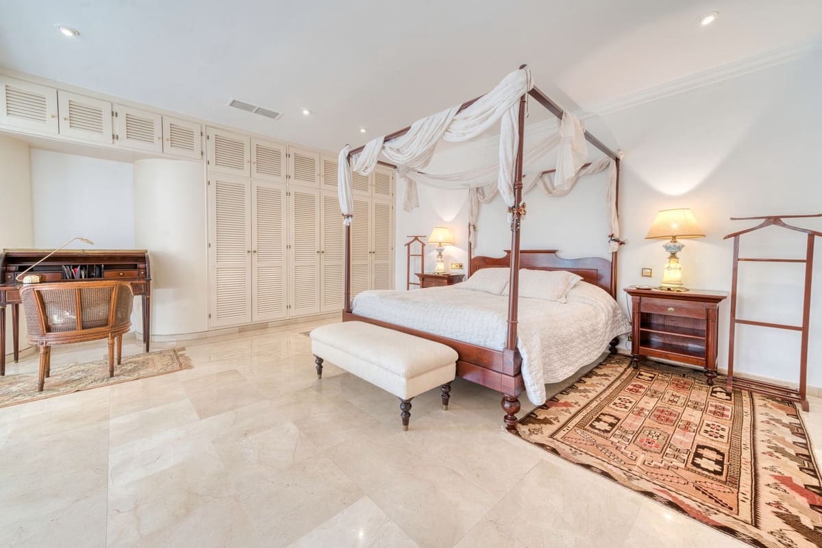 6 soveværelse Villa til salg i Los Monteros med swimmingpool garage - € 4.500.000 (Ref: 8973679)