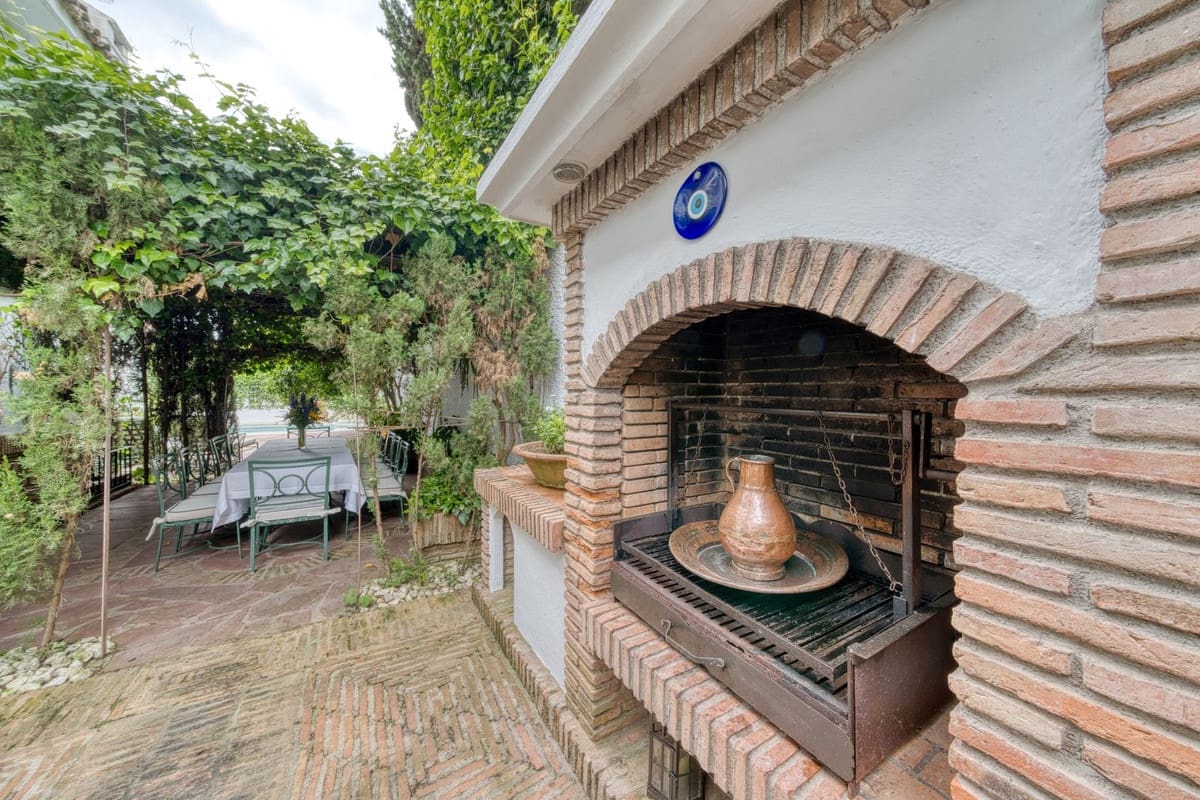 6 soveværelse Villa til salg i Los Monteros med swimmingpool garage - € 4.500.000 (Ref: 8973679)