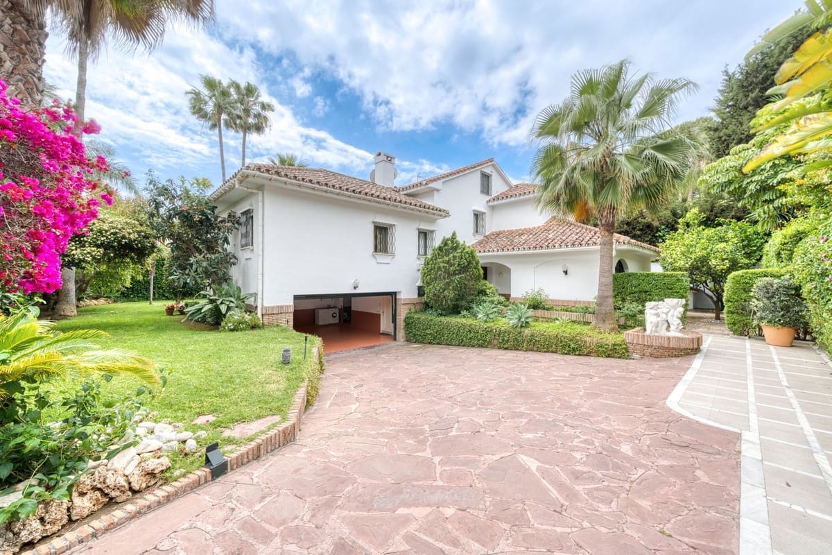 6 soveværelse Villa til salg i Los Monteros med swimmingpool garage - € 4.500.000 (Ref: 8973679)