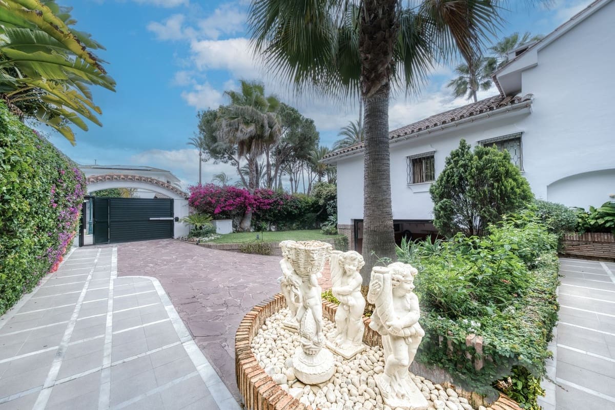 6 soveværelse Villa til salg i Los Monteros med swimmingpool garage - € 4.500.000 (Ref: 8973679)